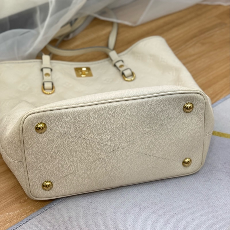 (金屬膠膜未撕)Lv奶昔白全皮壓紋托特包-3