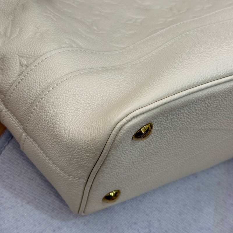 (金屬膠膜未撕)Lv奶昔白全皮壓紋托特包-5