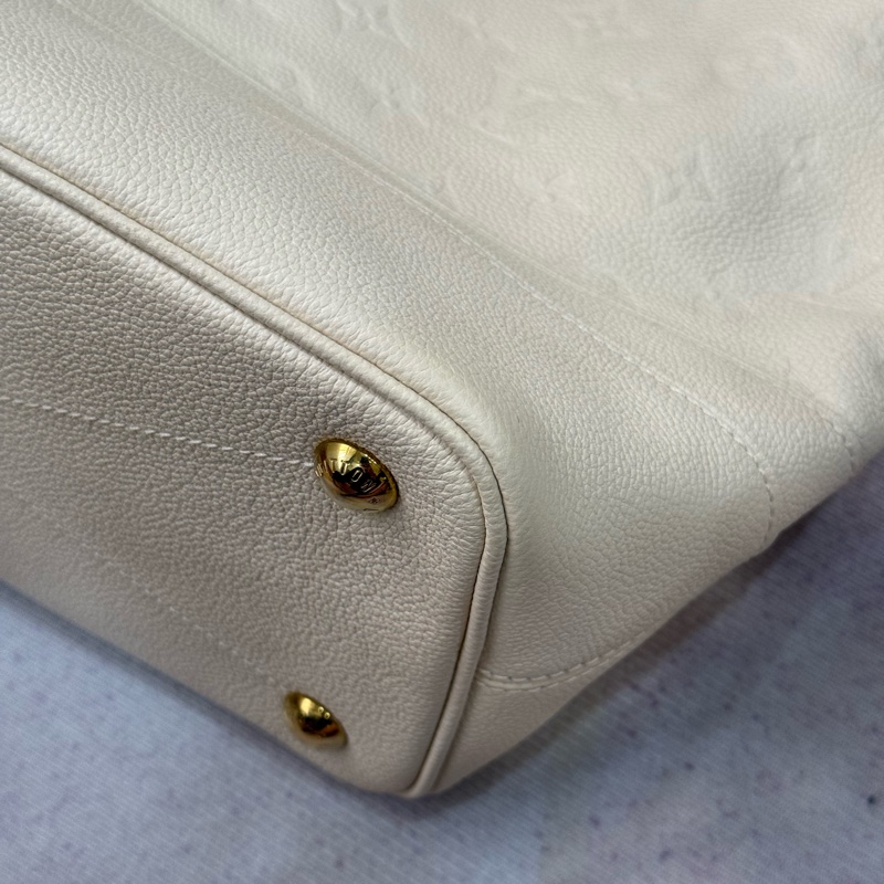 (金屬膠膜未撕)Lv奶昔白全皮壓紋托特包-6