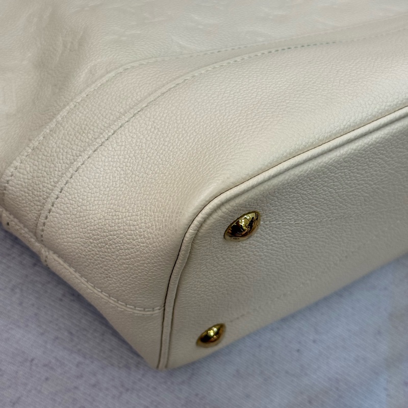 (金屬膠膜未撕)Lv奶昔白全皮壓紋托特包-7