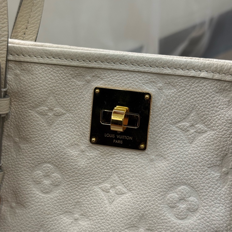 (金屬膠膜未撕)Lv奶昔白全皮壓紋托特包-8