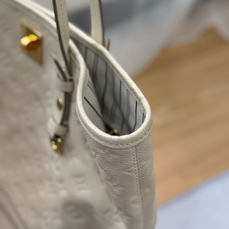 (金屬膠膜未撕)Lv奶昔白全皮壓紋托特包-9