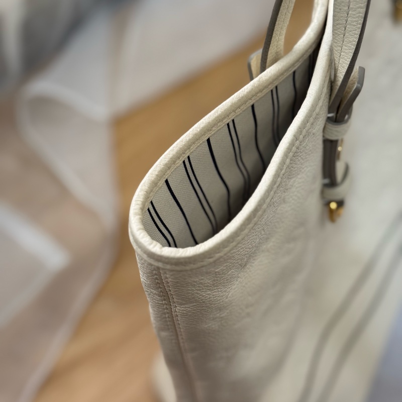 (金屬膠膜未撕)Lv奶昔白全皮壓紋托特包-10