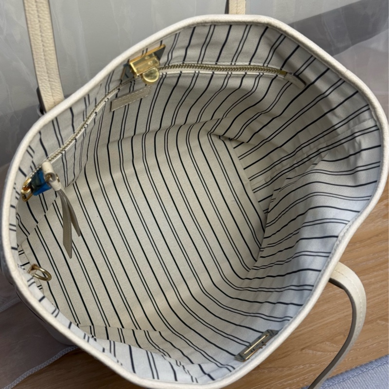 (金屬膠膜未撕)Lv奶昔白全皮壓紋托特包-11