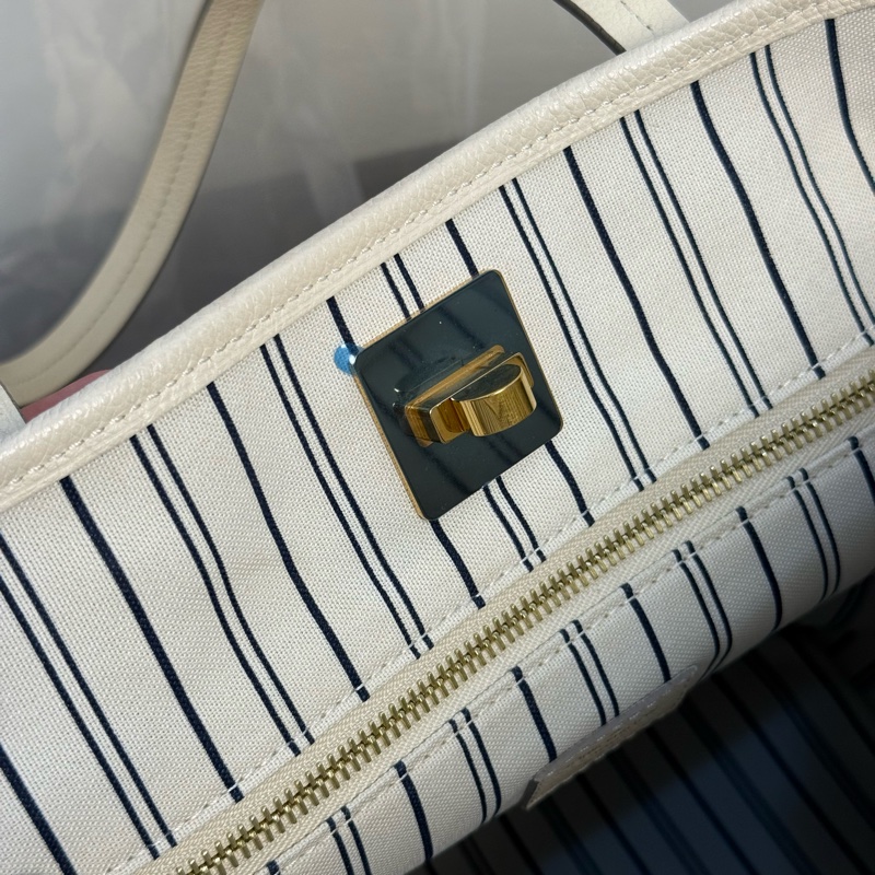 (金屬膠膜未撕)Lv奶昔白全皮壓紋托特包-12