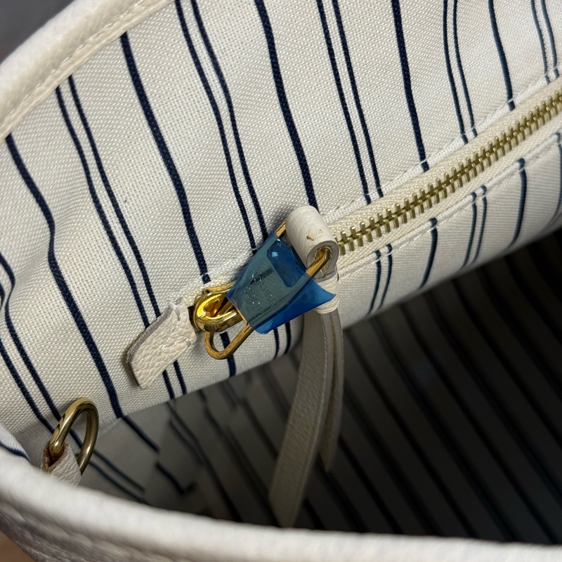 (金屬膠膜未撕)Lv奶昔白全皮壓紋托特包-13