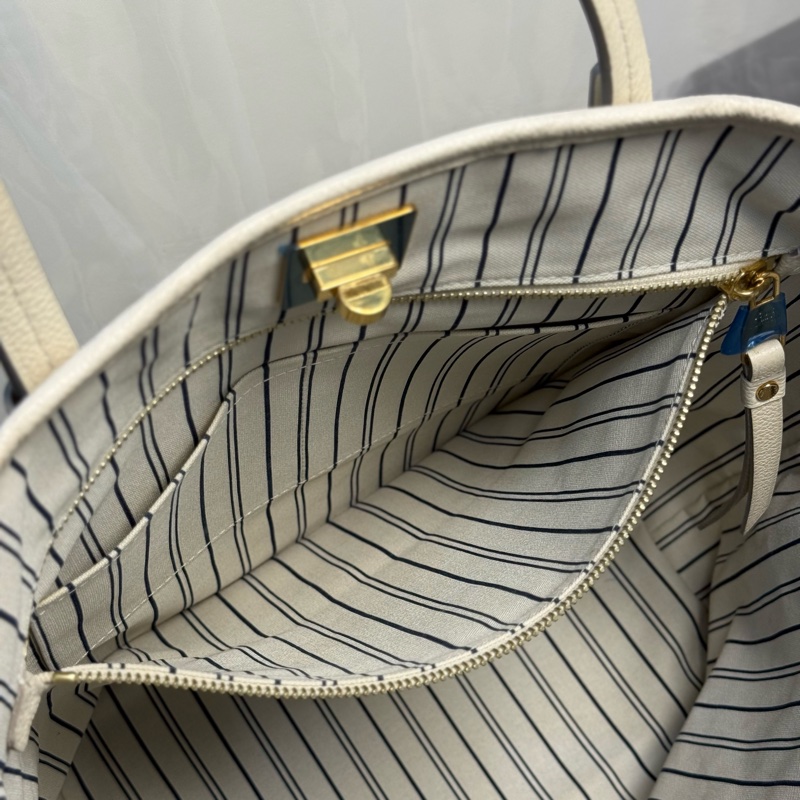 (金屬膠膜未撕)Lv奶昔白全皮壓紋托特包-15