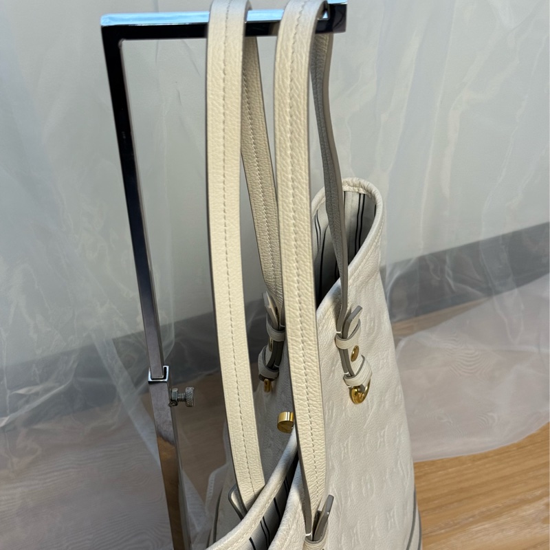 (金屬膠膜未撕)Lv奶昔白全皮壓紋托特包-17