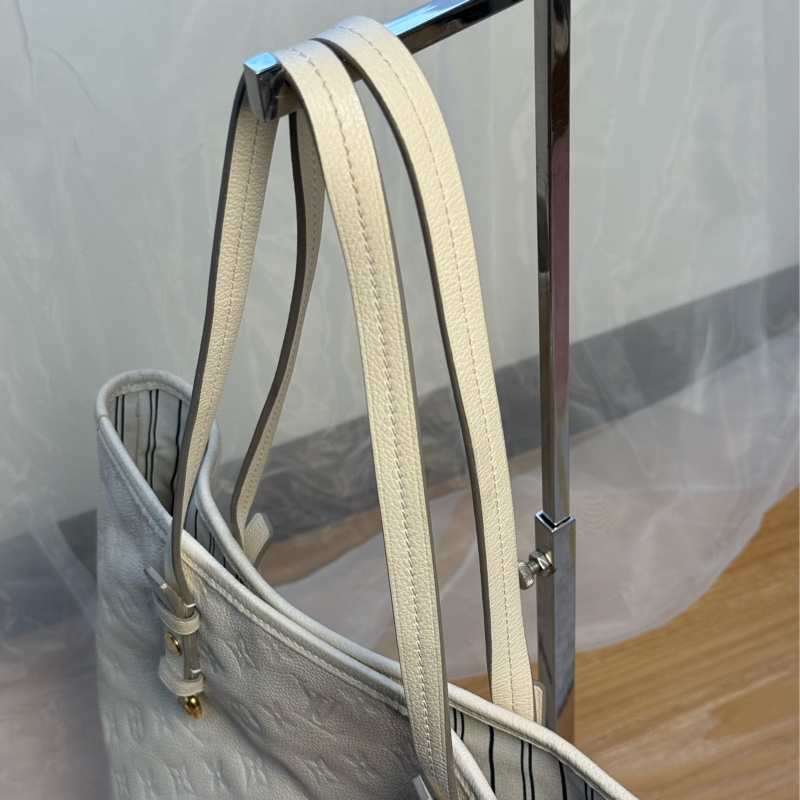 (金屬膠膜未撕)Lv奶昔白全皮壓紋托特包-18