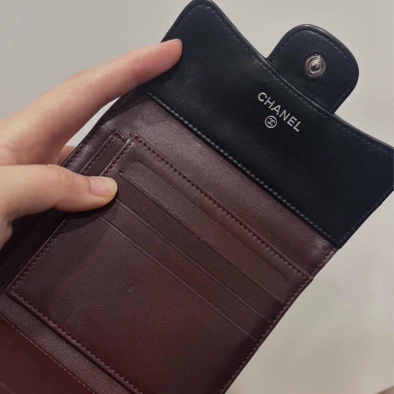 Chanel黑色羊皮山型紋金釦三折短夾-1