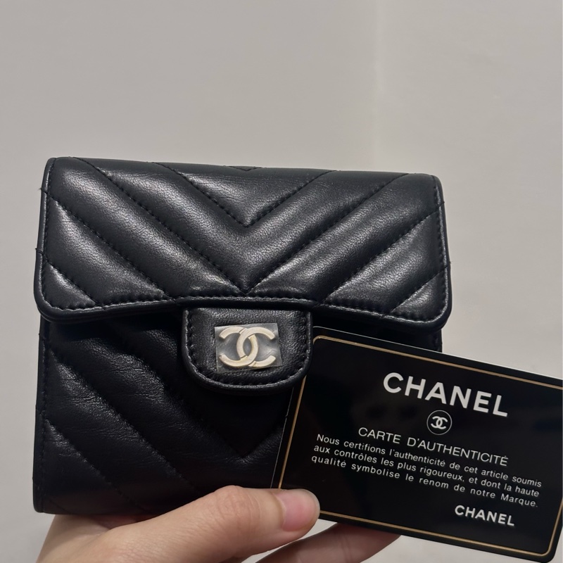 Chanel黑色羊皮山型紋金釦三折短夾-4