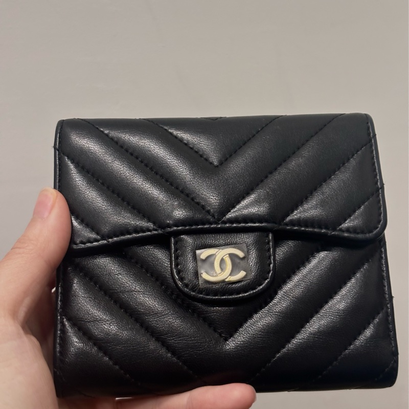 Chanel黑色羊皮山型紋金釦三折短夾-5