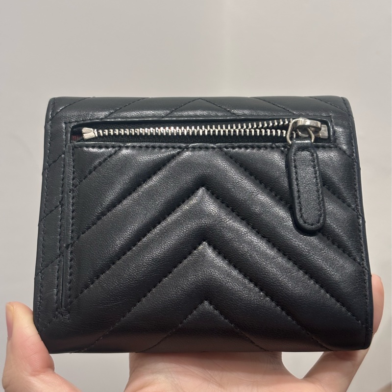 Chanel黑色羊皮山型紋金釦三折短夾-6