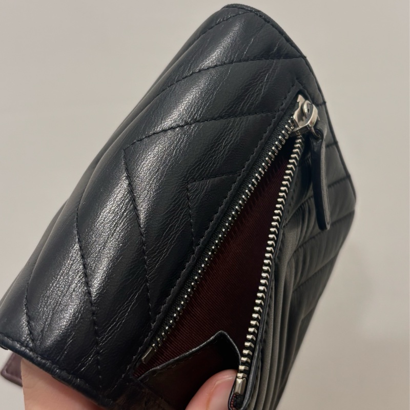 Chanel黑色羊皮山型紋金釦三折短夾-7