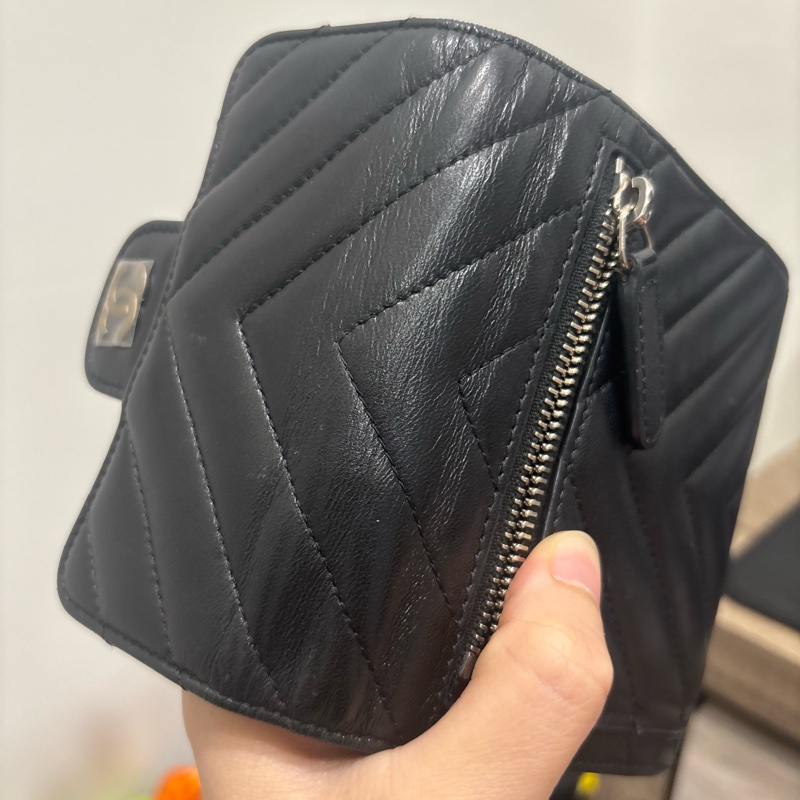 Chanel黑色羊皮山型紋金釦三折短夾-11