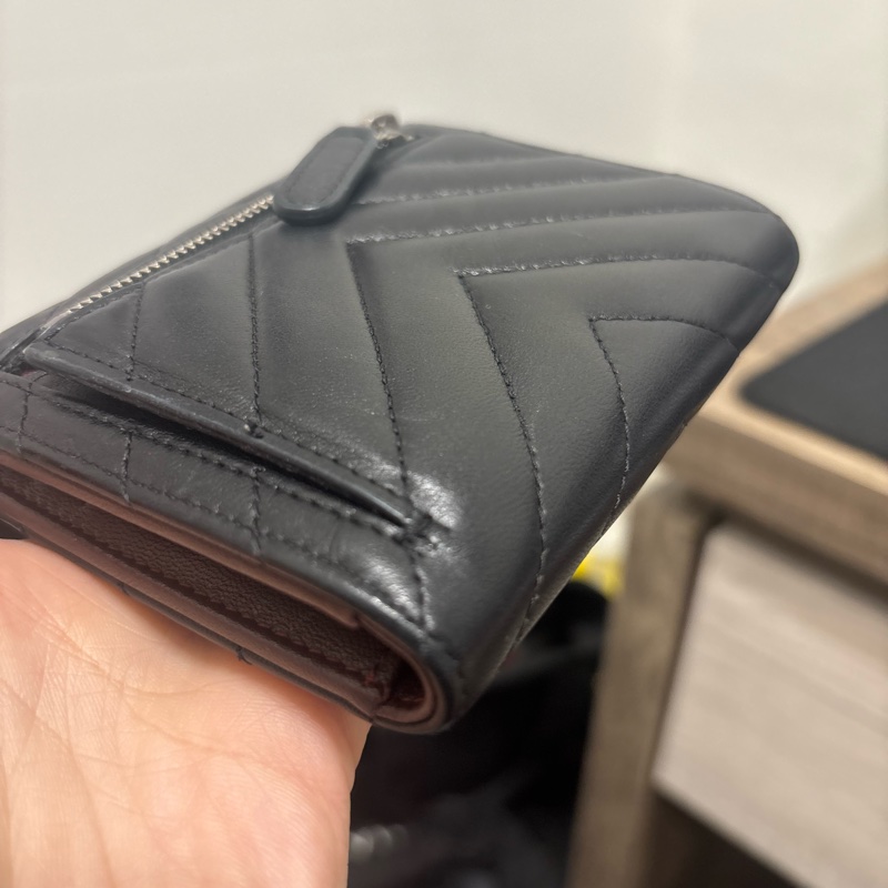 Chanel黑色羊皮山型紋金釦三折短夾-12