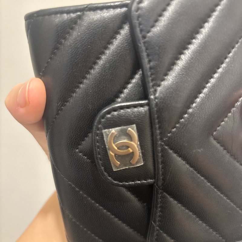 Chanel黑色羊皮山型紋金釦三折短夾-13