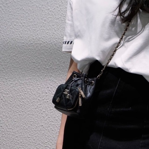 Chanel 黑金牛皮荔枝紋 抽繩mini水桶包 23p芯片款 12.5*10*7.5 98新配件盒子塵袋