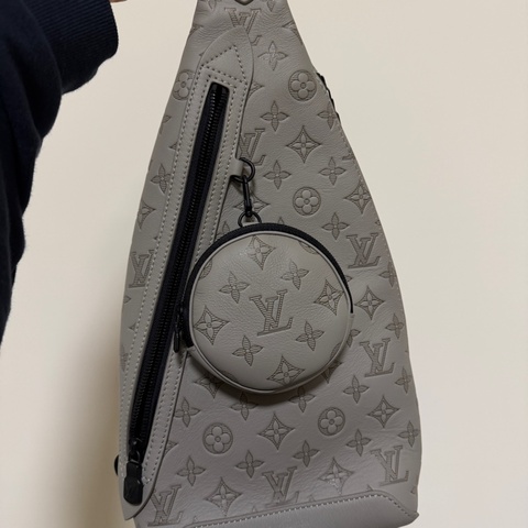 （專櫃5折）LV 灰牛皮Shadow黑釦Duo胸口斜背包