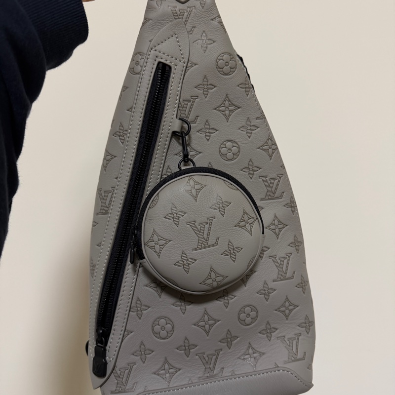 (專櫃5折)LV 灰牛皮Shadow黑釦Duo胸口斜背包-0