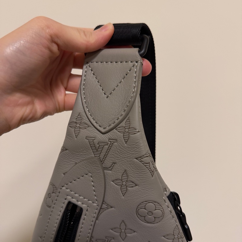 (專櫃5折)LV 灰牛皮Shadow黑釦Duo胸口斜背包-1