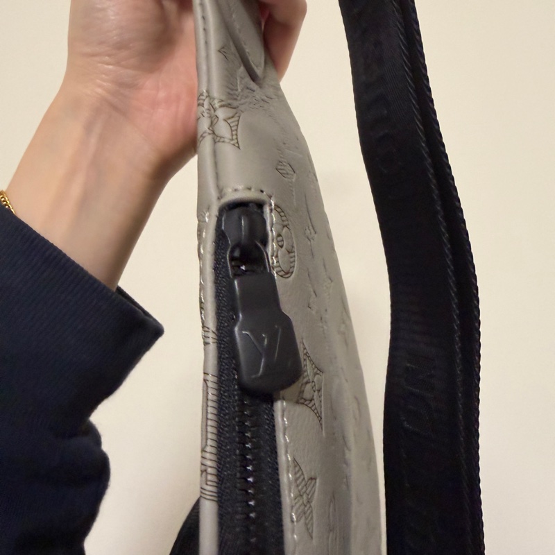 (專櫃5折)LV 灰牛皮Shadow黑釦Duo胸口斜背包-2