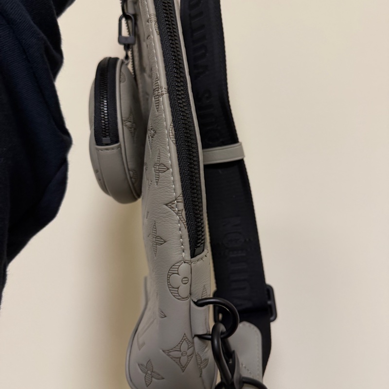 (專櫃5折)LV 灰牛皮Shadow黑釦Duo胸口斜背包-3