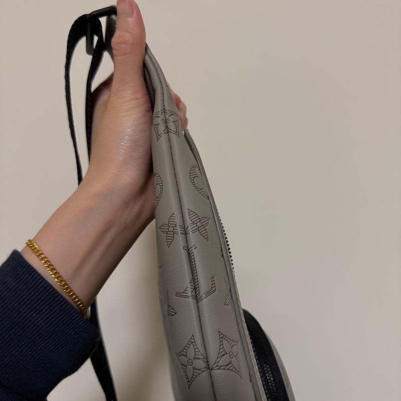 (專櫃5折)LV 灰牛皮Shadow黑釦Duo胸口斜背包-5