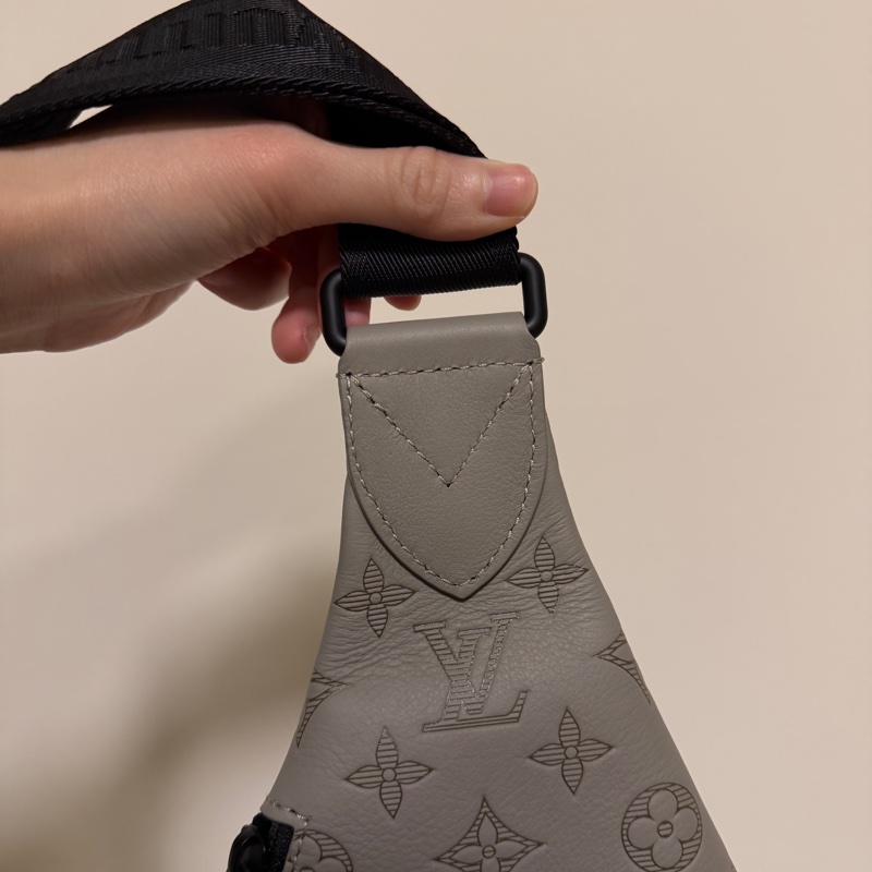 (專櫃5折)LV 灰牛皮Shadow黑釦Duo胸口斜背包-7