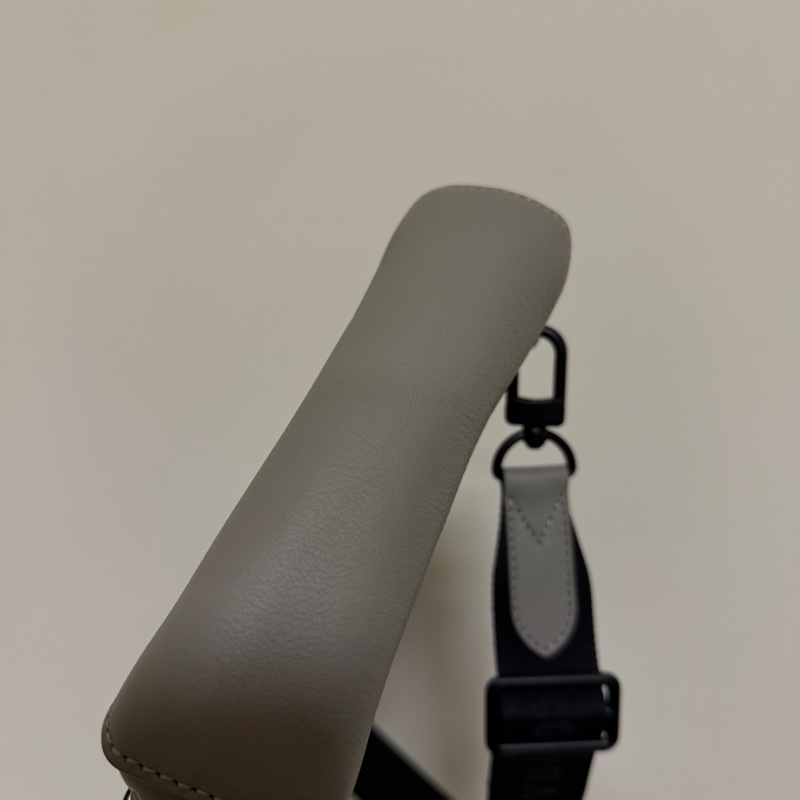 (專櫃5折)LV 灰牛皮Shadow黑釦Duo胸口斜背包-8