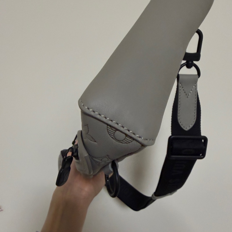 (專櫃5折)LV 灰牛皮Shadow黑釦Duo胸口斜背包-9