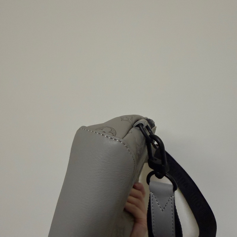 (專櫃5折)LV 灰牛皮Shadow黑釦Duo胸口斜背包-10