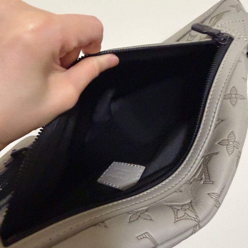 (專櫃5折)LV 灰牛皮Shadow黑釦Duo胸口斜背包-12