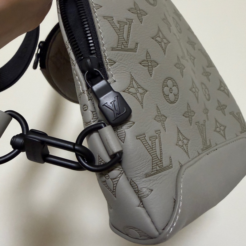 (專櫃5折)LV 灰牛皮Shadow黑釦Duo胸口斜背包-14