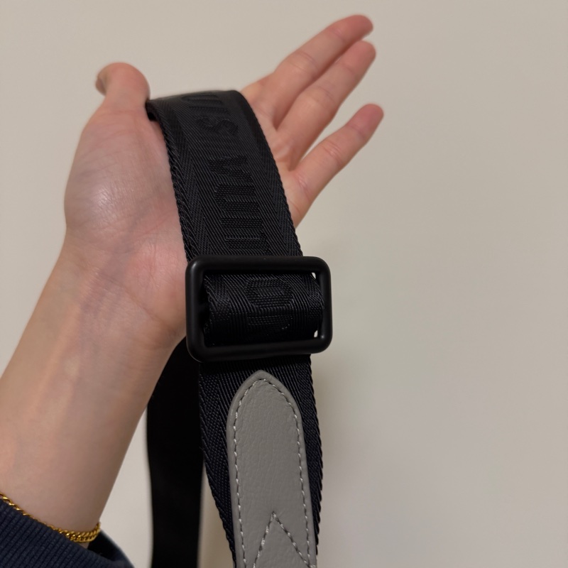 (專櫃5折)LV 灰牛皮Shadow黑釦Duo胸口斜背包-16