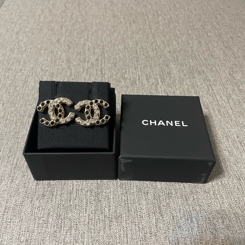 香奈兒雙C黑銀耳環-1