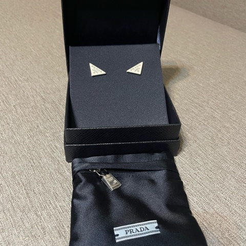 prada三角形銀色耳環