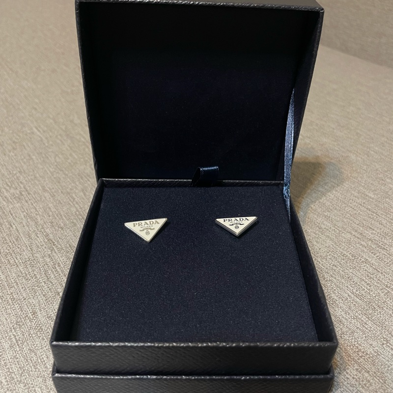 prada三角形銀色耳環-1