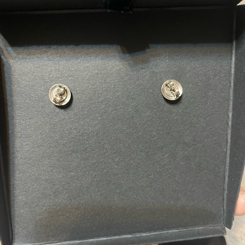 prada三角形銀色耳環-3