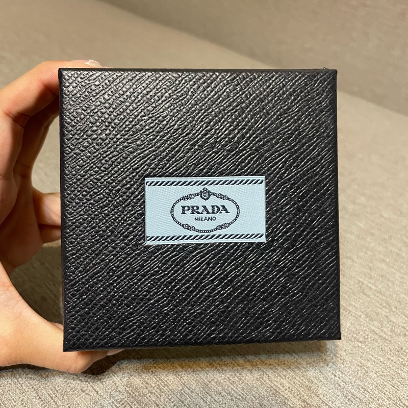 prada三角形銀色耳環-4