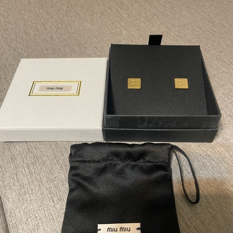 miumiu方型金色耳環