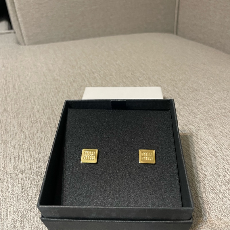 miumiu方型金色耳環-1