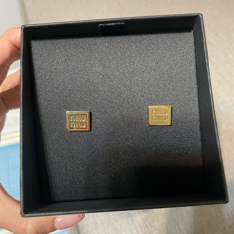 miumiu方型金色耳環-2