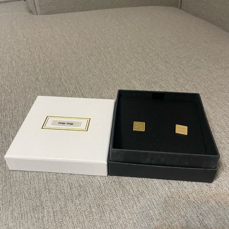 miumiu方型金色耳環-3