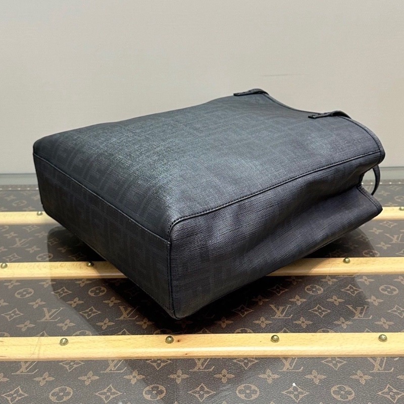 FENDI 黑色雙F紋老花手提腋下托特包30*31*10 98新配件塵袋-4