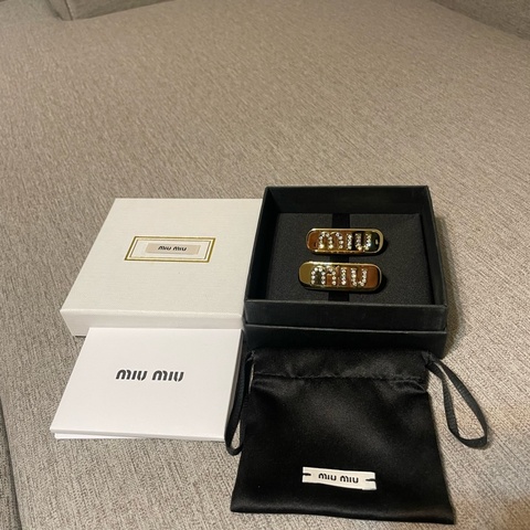 miumiu 金色髮夾一對