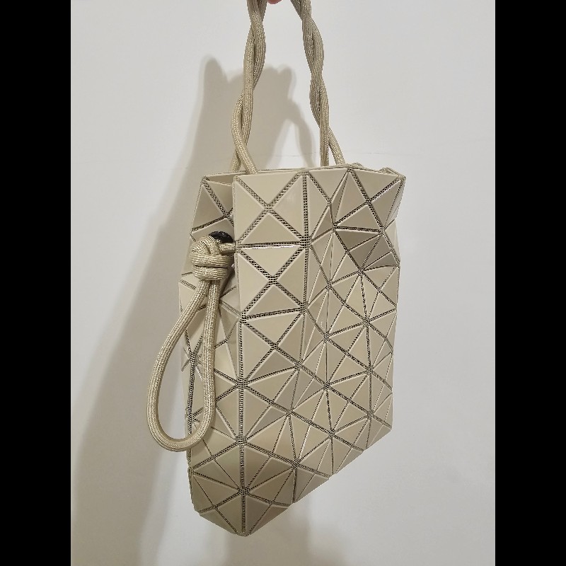 三宅一生ISSEY MIYAKE BAOBAO 水桶包 One tone 季節款 水桶包 鵝黃色-1