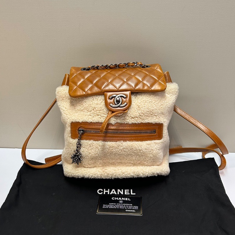 CHANEL焦糖色羊羔絨拼色後背包23*25*12 98新配件塵袋保卡-1
