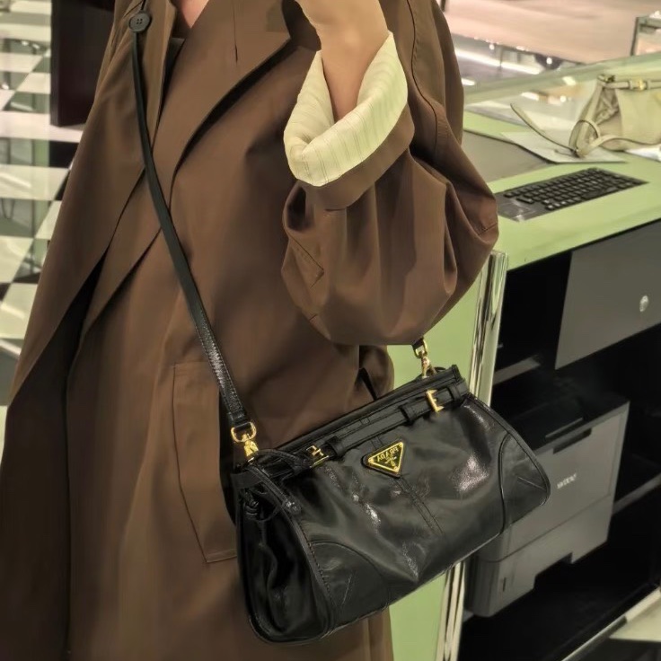 PRADA 黑金油蠟皮 SoftIux小號手提肩背斜背包26*14*12 全新閒置配件塵袋購證-0