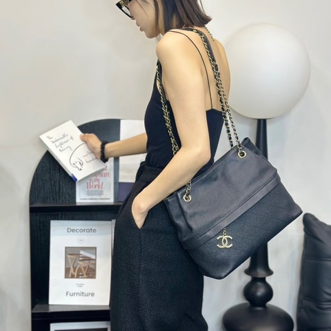 CHANEL 藏藍色金扣荔枝牛皮肩背斜背水桶托特包29*24*13 98新配件塵袋 保卡